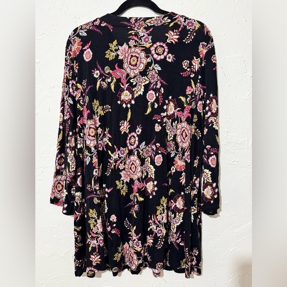 LANE BRYANT BLACK FLORAL TWISTED NECK SWING TUNIC TEE TOP SIZE 26/28 4X - Picture 7 of 9